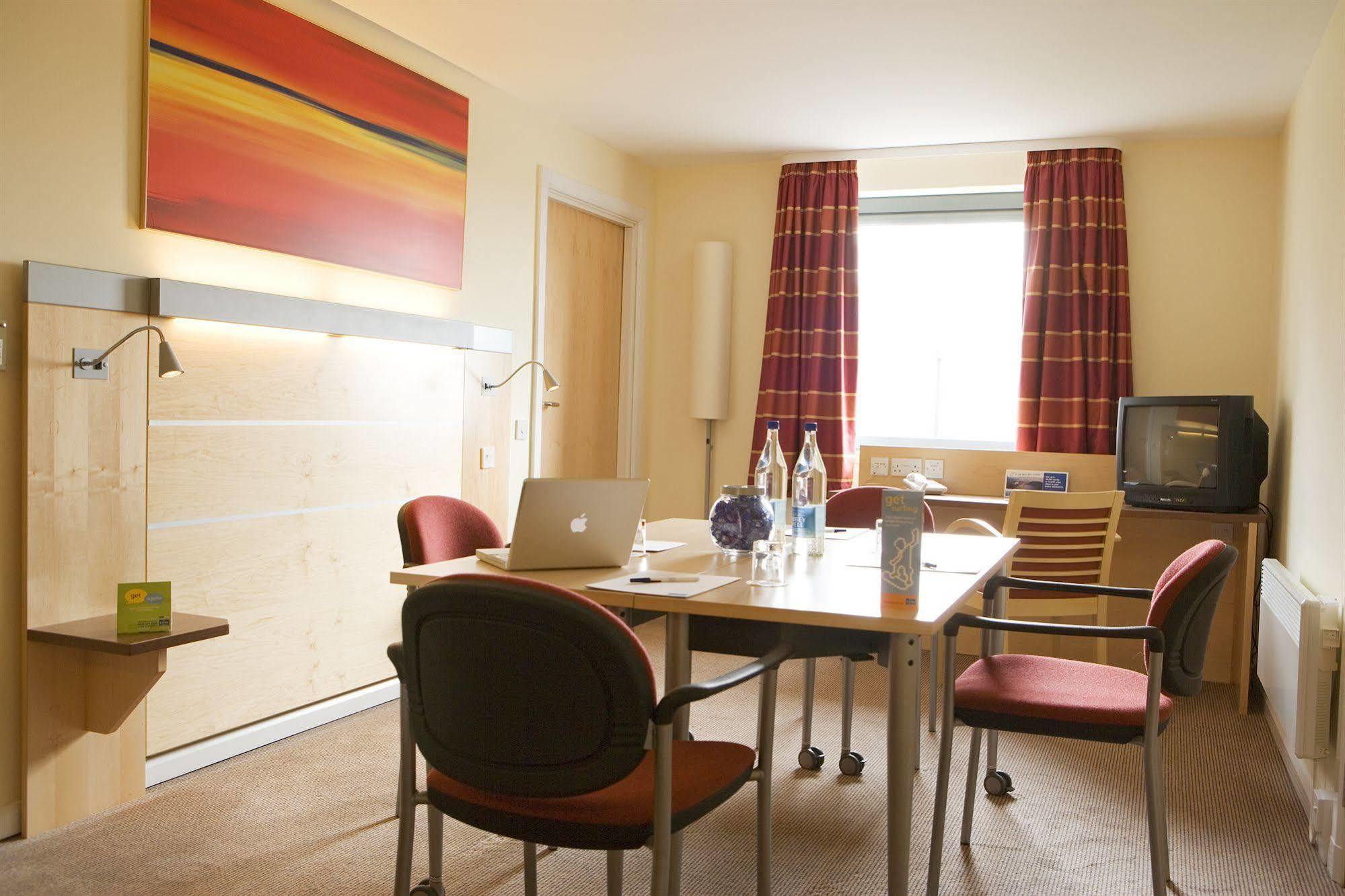 Holiday Inn Express Dunfermline By Ihg Ngoại thất bức ảnh